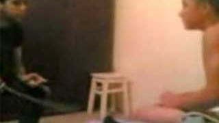 VIDEO TERIFIANT Ameninta cu sabia un copil sa-si dea jos chilotii ca sa-l taie!