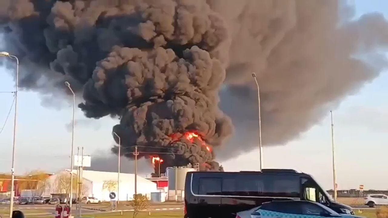 Incendiu uriaș la o hală din Prahova. Localnicii au primit mesaj RO-Alert din cauza fumului