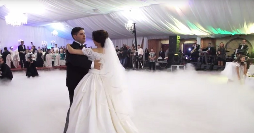 Dansul mirilor le-a tăiat respiraţia invitaţilor
