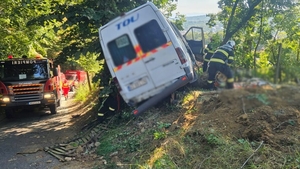 Accident grav! Microbuzul cu jucătorii lui Dinamo 2 s-a izbit de un copac. Planul Roșu de Intervenție a fost activat