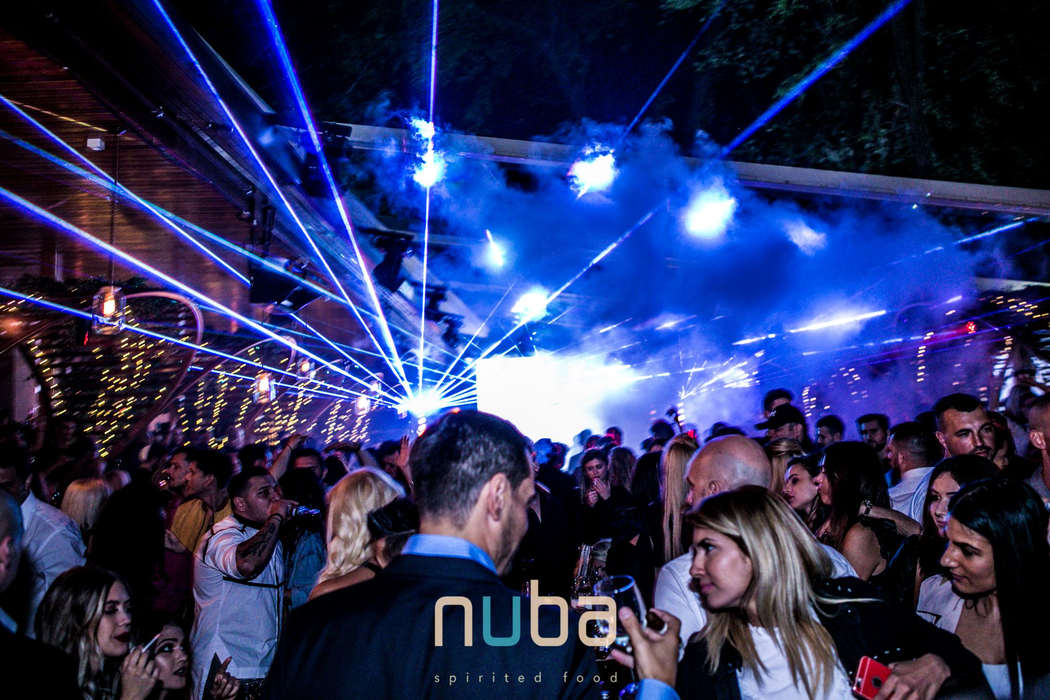 NUBA Summervibes s-a redeschis! Vedetele, dar și oameni simpli, dornici de distracție s-au înghesuit în club