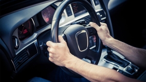 Motivul pentru care nu trebuie să oprești motorul mașinii, imediat după ce ai ajuns la destinație. Puțini șoferi din România cunosc acest lucru