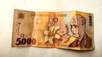Vezi dacă o ai acasă, pe la părinți ori bunici! Cu cât se vinde în prezent o bancnotă de 5.000 de lei, din 1998