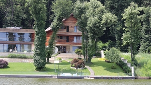 IMAGINI ÎN PREMIERĂ. Cel mai bogat antrenor din România a investit milioanele de la arabi într-o super-proprietate la Snagov. Şi-a construit UN PALAT pe malul lacului!