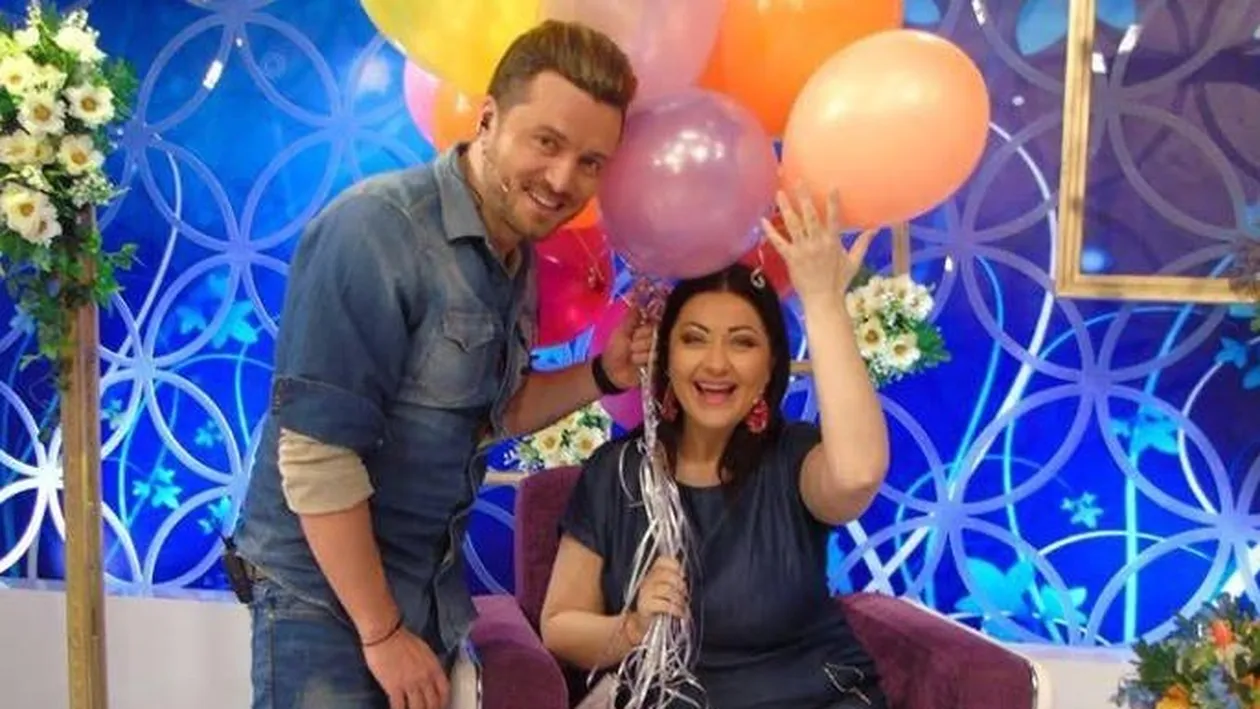 Gabriela Cristea şi Tavi Clonda îşi admiră burţile în oglindă! Cât s-a îngrăşat vedeta de când e gravidă
