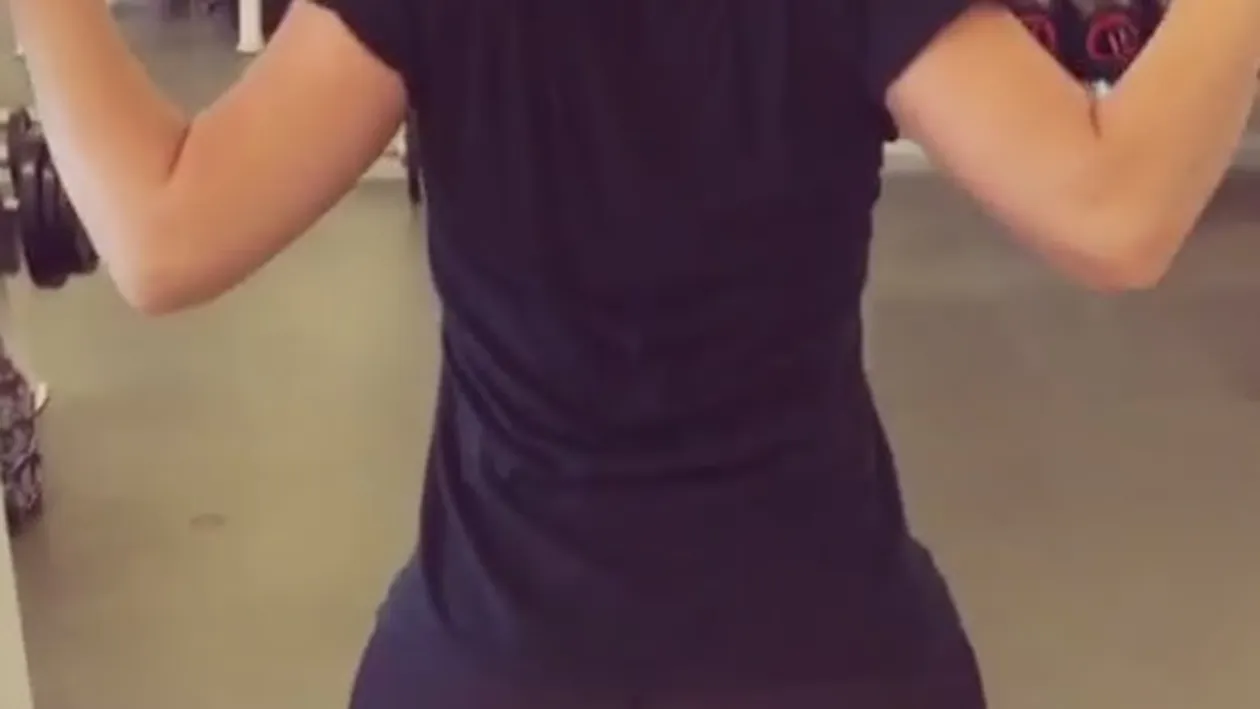 Mamă, mamă, ce bombeu! O artistă celebră a arătat tot la sală prin colanţii mulaţi şi transparenţi