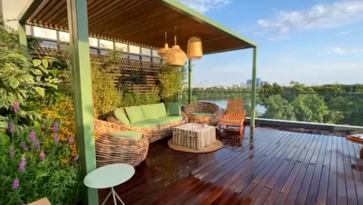 Cum arată penthouse-ul de 1,4 milioane de euro al Deliei Matache. Se întinde pe două etaje și are piscină proprie