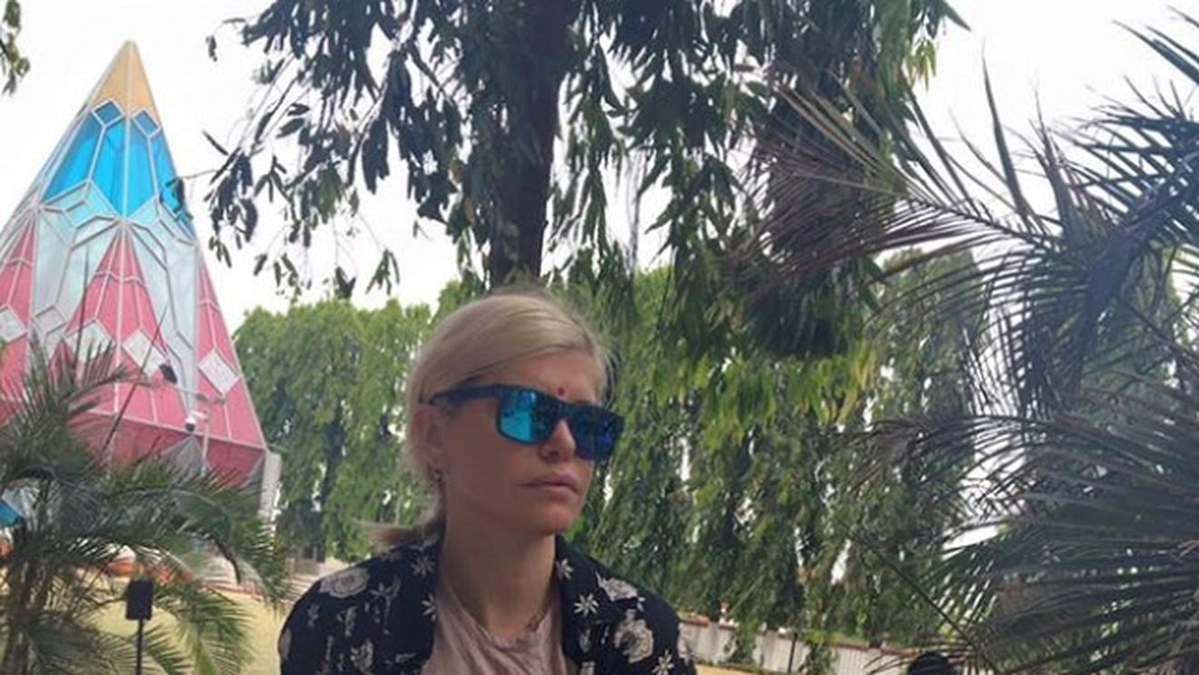 LOREDANA GROZA, fără pic de machiaj la 45 de ani! Vouă vi se pare că îşi arată vârsta?