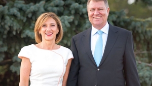 Surpriză uriașă! Câți lei câștigă lunar Klaus Iohannis. Dar să vezi câți bani ia soția lui
