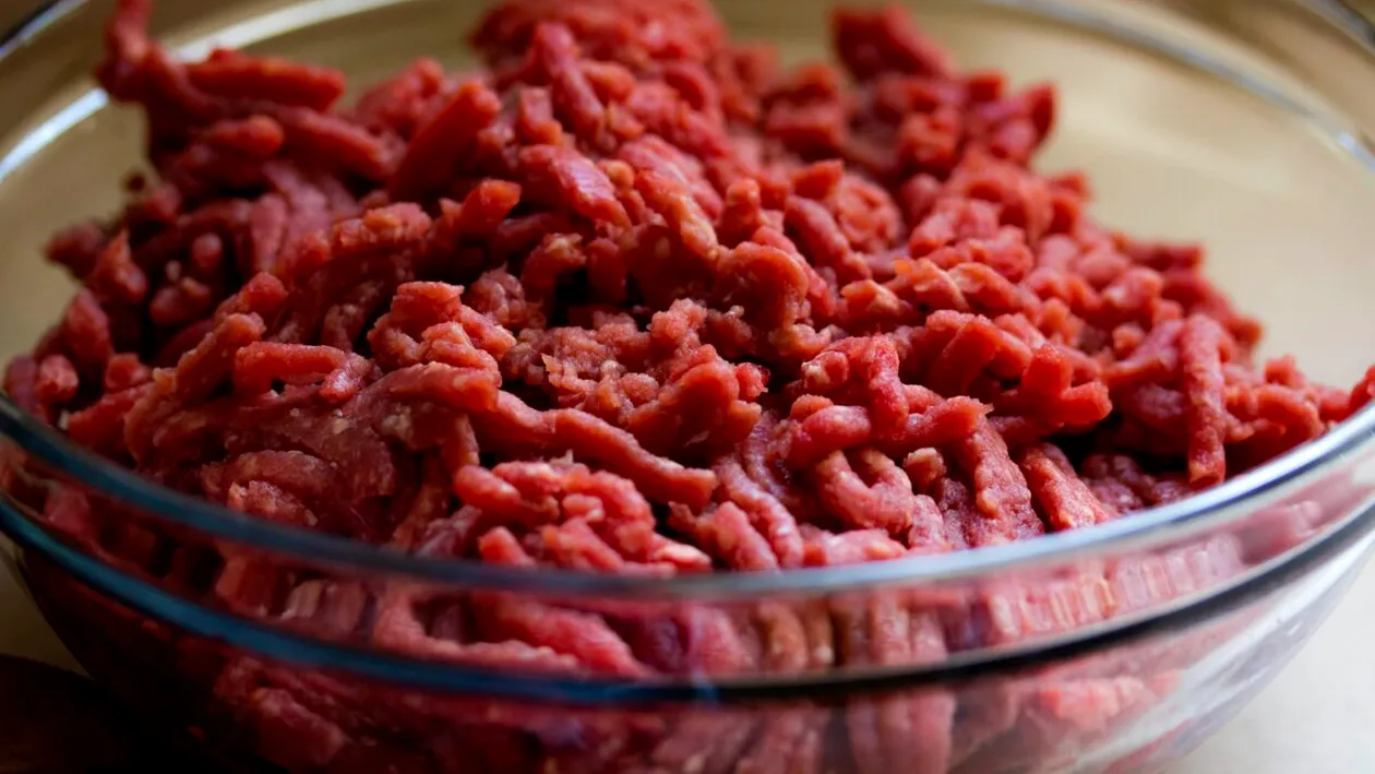 Comisia Europeană, de acord cu carnea făcută în laborator. Vor consuma românii alimente la eprubetă?