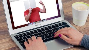 E oficial! Examenele de licenţă și disertație pot fi susţinute şi online pe durata epidemiei de coronavirus în România. Condițiile pe care trebuie să le îndeplinească universitățile