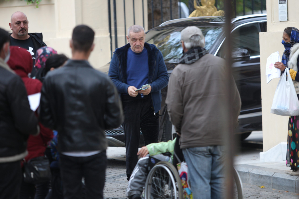 Gigi Becali a făcut o baie de mulțime și a împărțit bancnote în stânga și în dreapta