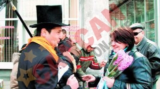 Martisoare de la cosari, jandarmi si copii