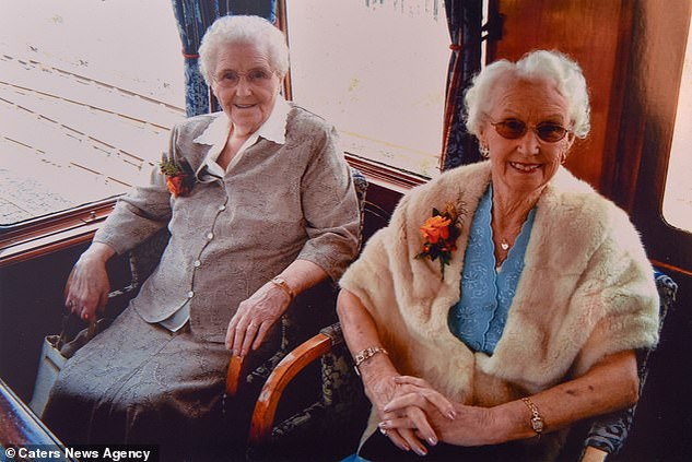 Phyllis Jones și Irene Crump, cele mai bătrâne gemene din Marea Britanie, împlinesc 102 ani. Secretul longevității și vitalității lor este incredibil