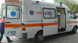 Un tanar de 19 ani a murit strivit de un camion, in fata portii sale