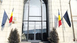 Un bărbat a protestat de pe clădirea Ministerului de Finanţe. A cerut audienţă la procurorul general