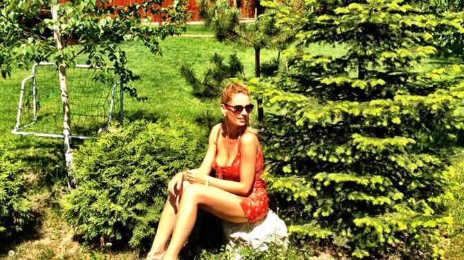 Andreea Banica poarta rochia mamei ei! Uite cum se pregateste vedeta de picnic
