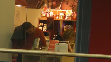 A dansat, a infulecat, a baut din geanta si a citit carti ascuns printre rafturi. Florin de la Hi-Q se simte ca acasa la mall!