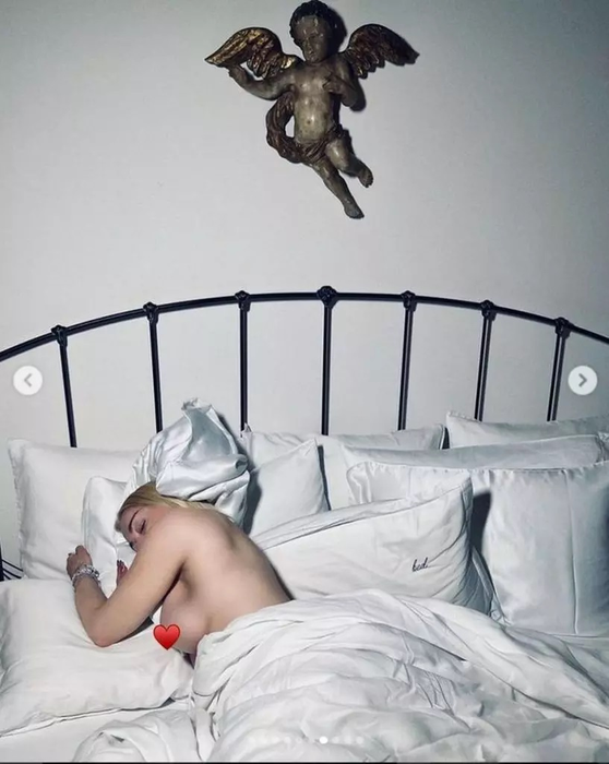 Madonna, ședință foto topless la 63 de ani. Instagram i-a șters postările