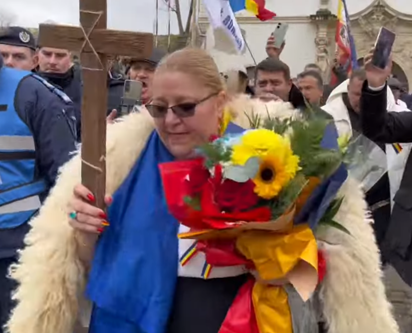 Cât costă cojocul ciobănesc pe care Diana Șoșoacă l-a purtat de Ziua Naționaă a României: ”La Gigi Becali înțeleg ironia”
