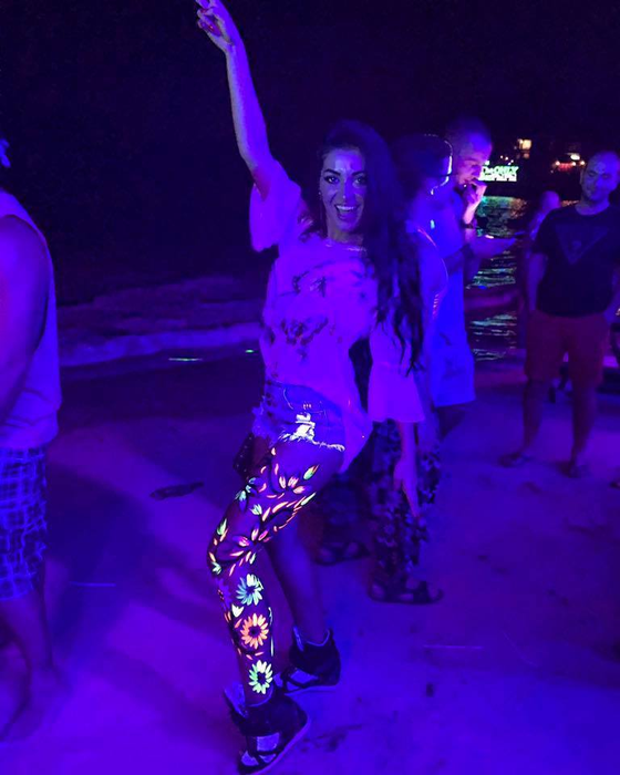 Uite cât de mult a slăbit ELENA IONESCU! Fosta solistă de la Mandinga şi-a etalat formele sexy în costum de baie