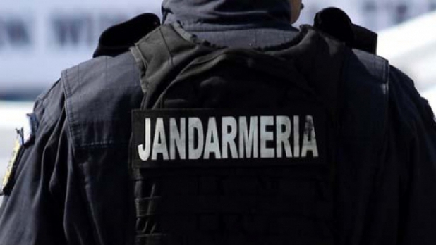 Incredibil! Un jandarm a fost muşcat de un hoţ, în propria casă!