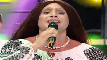 Nu ai să ghicesti niciodată ce cântăret se ascunde sub chipul Mariei Dragomiroiu! I-a imprumtat costumul pentru a semăna perfect