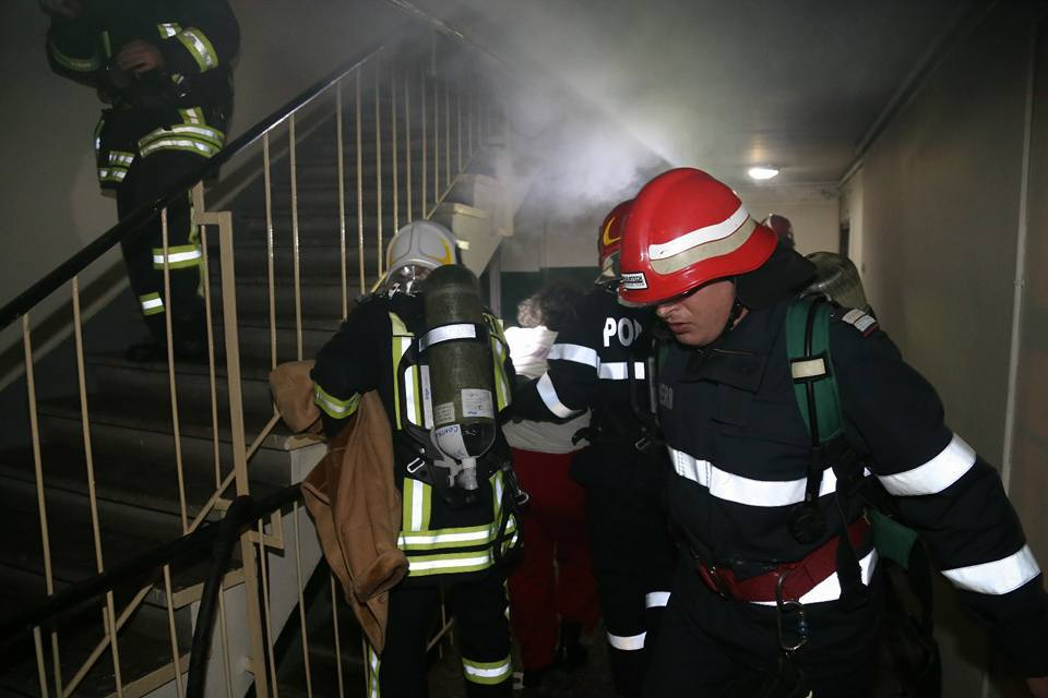 Incendiu puternic într-un bloc din Capitală! 50 de persoane au fost evacuate