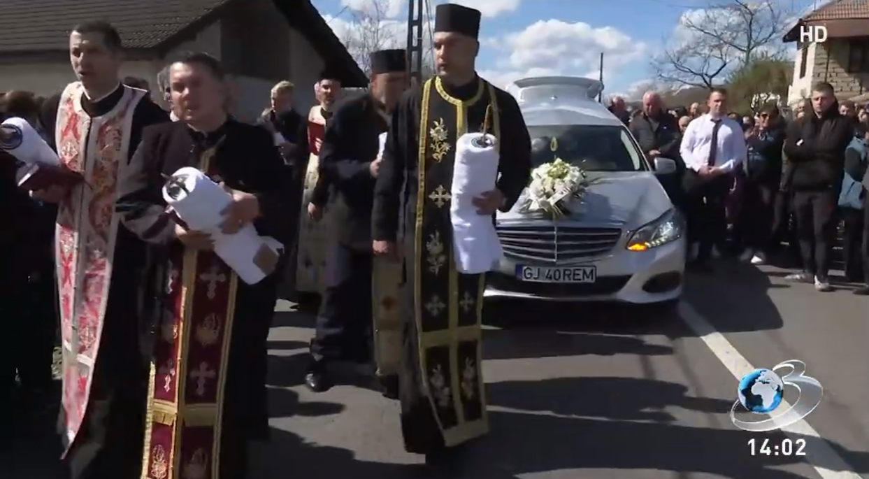 Andreea este condusă pe ultimul drum/ Sursa foto: Captură Antena 3 CNN