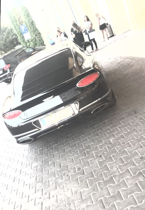 Bentley-ul în valoare de 200.000 de euro, care prinde 333 km/oră