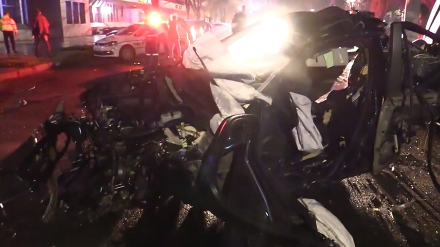 Accident înfiorător în Brăila. Șoferul unui BMW, proiectat pe șosea după ce a pierdut controlul volanului și a făcut prăpăd. Bărbatul de 23 de ani, în comă la spital