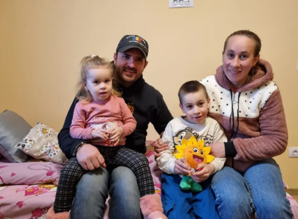 Diana, tânăra de 23 de ani care a rămas văduvă cu doi copii s-a mutat în casa construită din donații: ”Noi trebuie să fim lângă ea”
