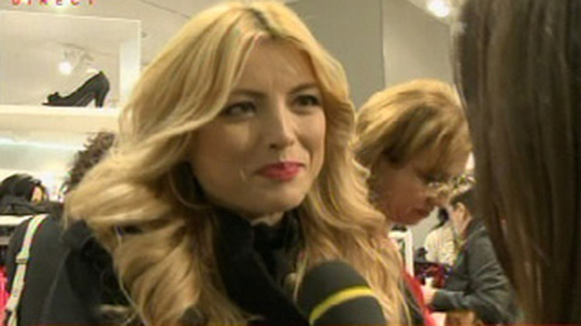 Elena Gheorghe va naste peste 2 saptamani, dar nu renunta pentru mult timp la cantat! "De revelion revin pe scena!"