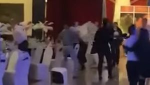 Scandal MONSTRU la petrecere! S-au luat la bătaie de la manele! Scaunele au zburat, dar... Trupele speciale...