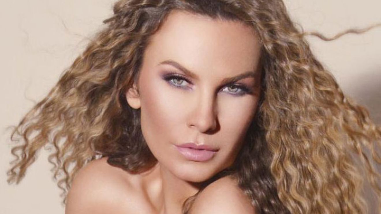 Apariţie HOT in apele mării! Ce cântăreaţă de de la noi si-a expus formele rubensiene intr-un costum de baie minuscul