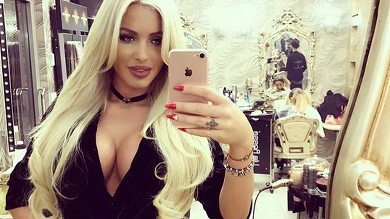 Loredana Chivu, ipostază incendiară împreună cu iubitul! A renunţat la sutien şi s-a suit călare pe el