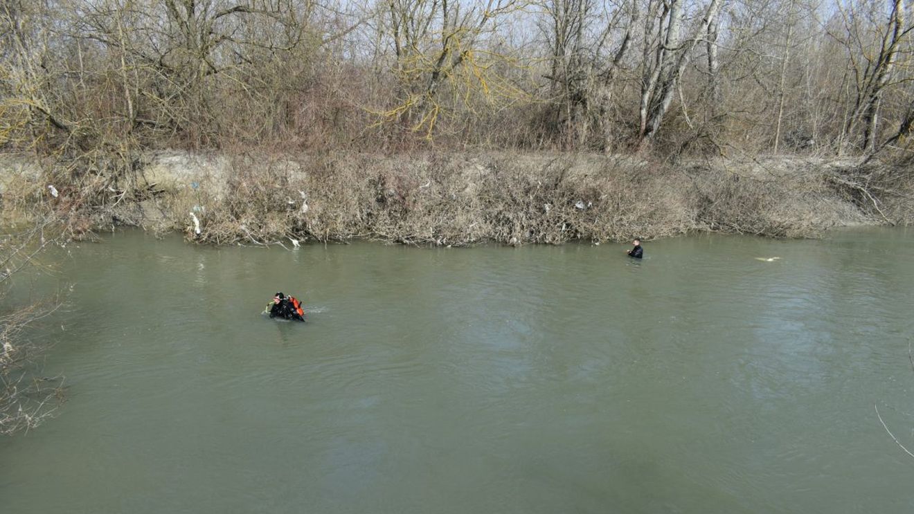 Casă de bani, căutată de scafandri în Jiu. Doi bărbați sunt suspectați de furtul a 235.000 de lei