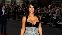 Kim Kardashian, apariţie incendiară la un eveniment! A îmbrăcat o rochie fără sutien!