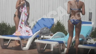 Roxana Ionescu si-a inghesuit o prietena intre sanii voluptuosi