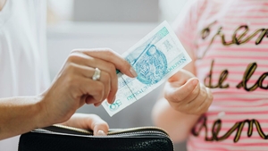 Data la care intră alocațiile în aprilie 2026. Ce trebuie să știe părinții