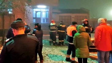 17 persoane, între care cinci copii, evacuate după un incendiu într-o garsonieră din Constanța