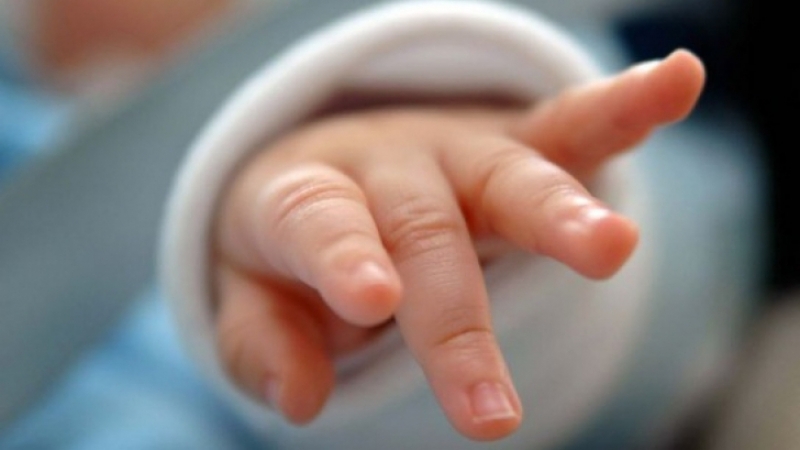 Caz revoltător în Suceava! Un bebeluş a fost omorât în bătaie de părinţi: "Îl izbea de pat ori de perete"