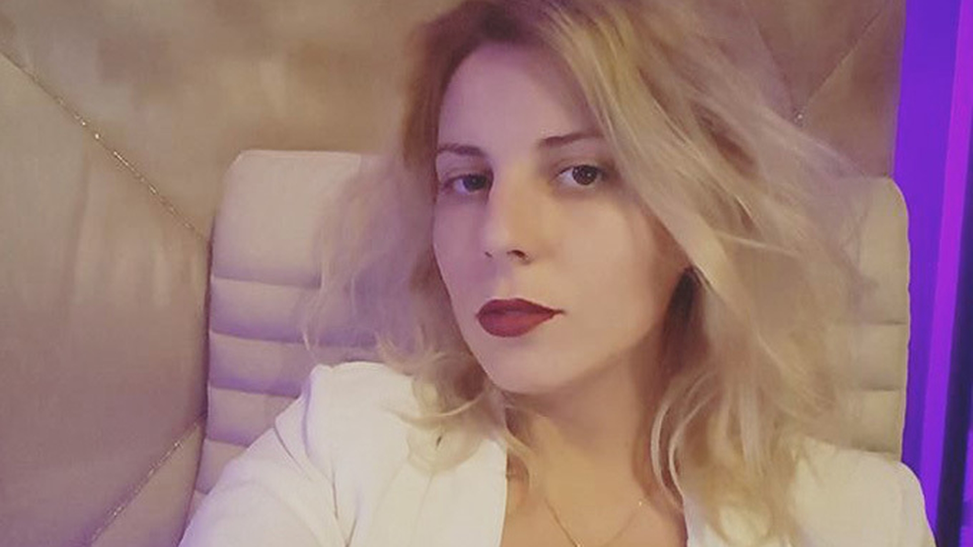 ALINA PLUGARU şi-a făcut un selfie în care apare nemachiată şi cu părul vâlvoi, iar fanii au criticat-o: ”Zici că te-a lovit trenul!”