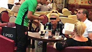 În timp ce presa scrie că divorţează… bossul de la Dinamo s-a consolat cu o şedinţă de shopping + două blonde!