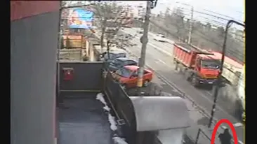 Ea este cea mai norocoasa romanca! O secunda a lipsit sa fie strivita de un camion, la Cluj! Atentie, imagini socante!