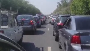 Drumul spre distractie e pavat cu nervi si transpiratie! Trafic de cosmar in Mamaia, in cel mai torid weekend de anul acesta