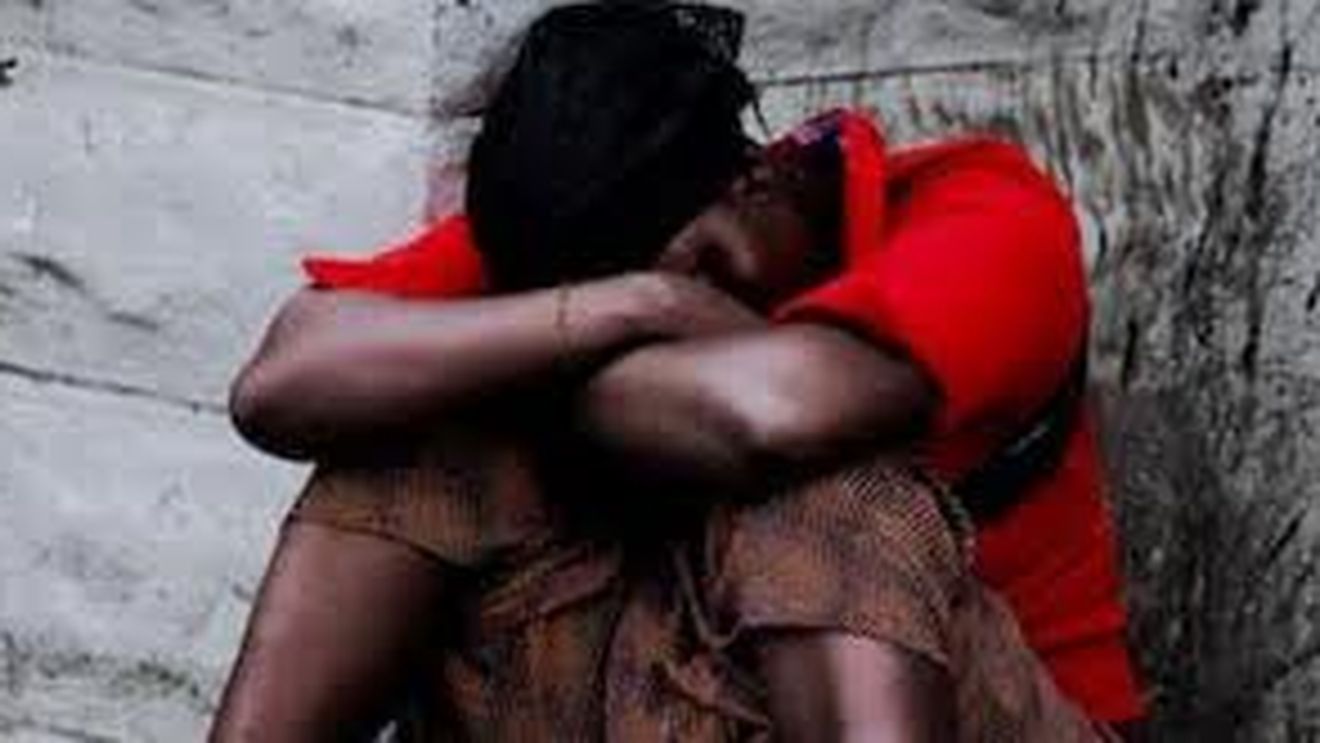 IMAGINI IREALE! Nu ai fi crezut că se întâmplă astfel de lucruri în lume! Femeile sunt mutilate în zona genitală cu un ţăruş