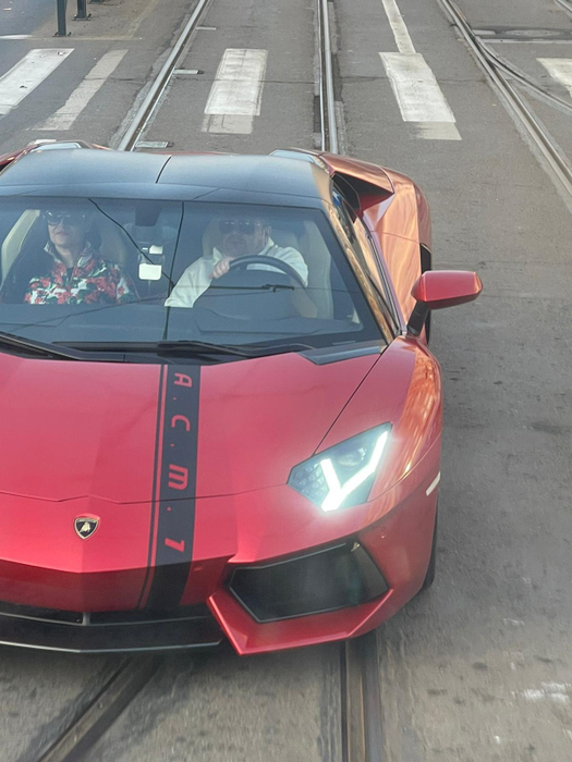 Adrian Minune, ”aroganță” în trafic. A circulat cu bolidul de 400.000 de euro pe banda de urgență