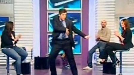 Gafa de politician. Se da Michael Jackson de Romania si agata pustoiace, dar cand vine vorba de moda, mai bine... danseaza!