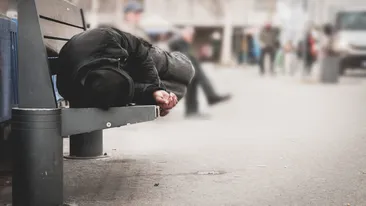 Povestea tânărului de 32 de ani care a renunțat la viața de lux și a ajuns să trăiască pe străzi, cu doar 14 dolari pe zi